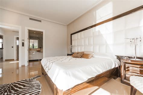 Top 80 hotel construction firms .